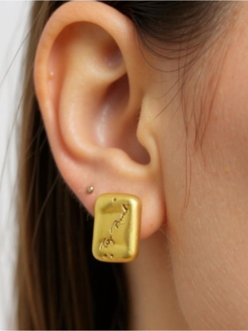 Tory Burch Authentic Gold Torsade
Signature Chunk Nugget Plaque
Stud Earrings